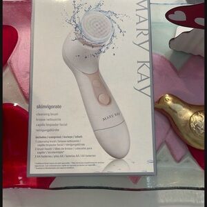 Mary Kay Skinvigorate Brush in White and Pink